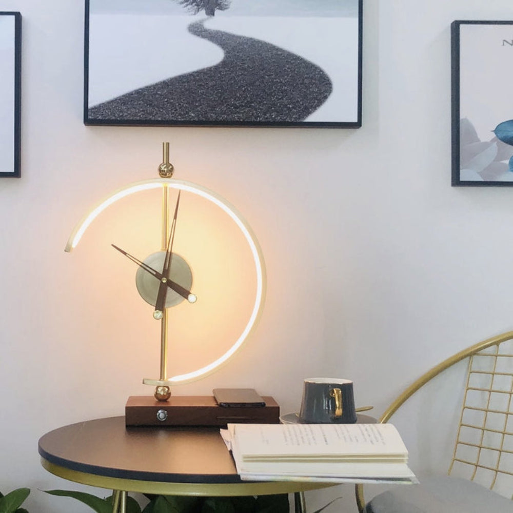 ApexDesk – Luxe kloklamp met draadloos opladen